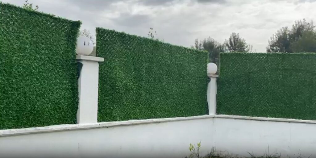 Grass-Fences-Provide-Privacy-and-Security